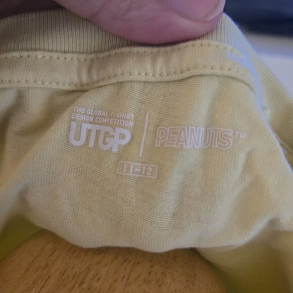 Uniqlo UTGP Peanuts "Gimme A Bite" Snoopy Charlie Brown T-Shirt Kids 11-12 - Picture 2 of 2